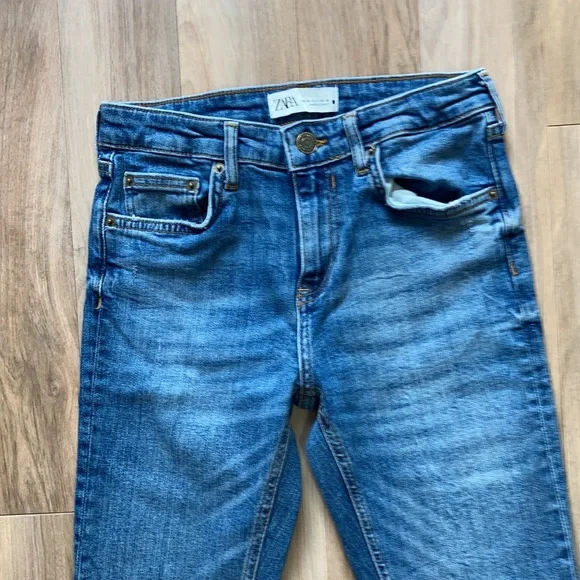 Zara jean with some distressing and stretch size 4 - Picture 3 of 14